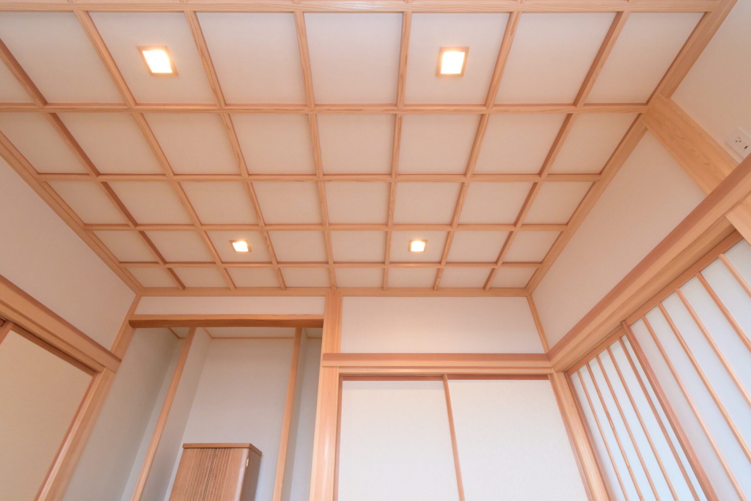 和室天井は、漆喰の格天井。