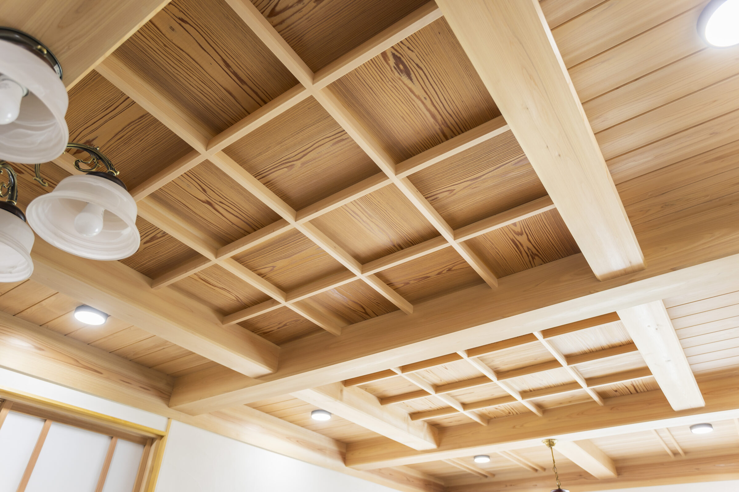 板貼りの格天井は、ヒノキと杉。